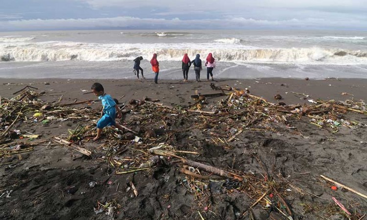 Pantai Trisik di Kulon Progo Yogyakarta Dipenuhi Sampah