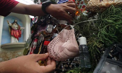 Gereja di Surabaya Hias Pohon Natal Dengan Masker dan Hand Sanitizer