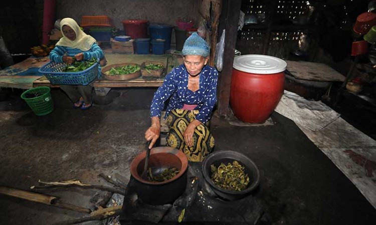 Pembuatan Bahan Minuman Teh Secara Tradisional di Kaki Gunung Merbabu