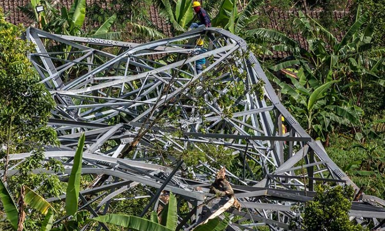 Menara SUTET di Ungaran Jawa Tengah Roboh