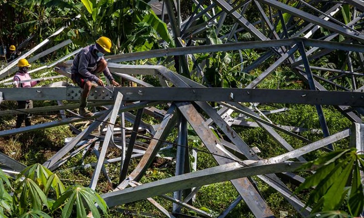 Menara SUTET di Ungaran Jawa Tengah Roboh