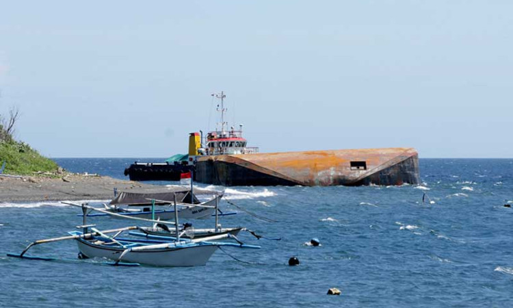 Kapal Tongkang Tan 11 Terbalik di Pelabuhan Tanjungwangi Banyuwangi