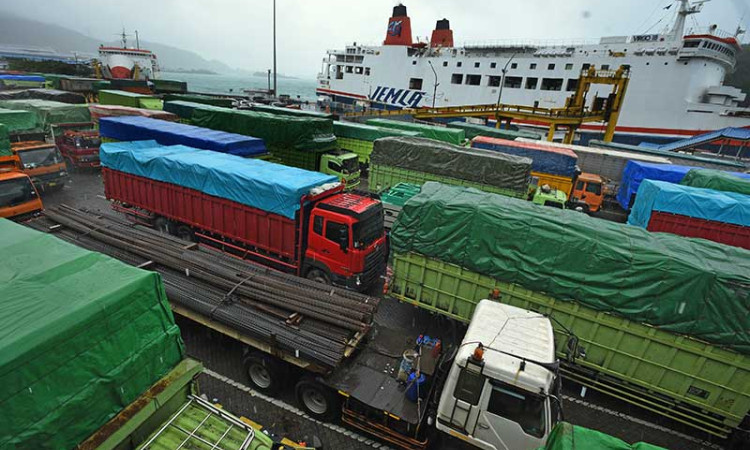 Penyebrangan Merak-Bakauheni Tersendat Akibat Cuaca Buruk