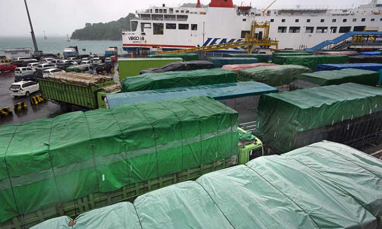 Penyebrangan Merak-Bakauheni Tersendat Akibat Cuaca Buruk