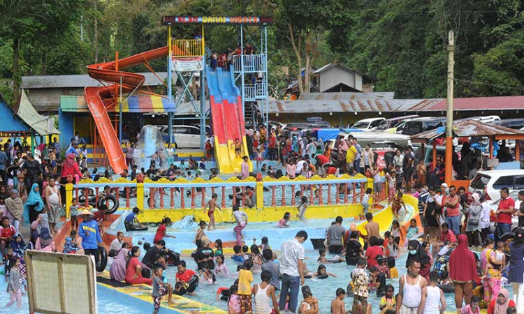 Pemandian Alam di Sumatra Barat Dipenuhi Wisatawan