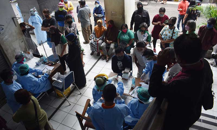 Ratusan Pedagang di Pasar Besar Kota Madiun Jalani Test Cepat Covid-19