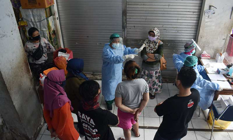 Ratusan Pedagang di Pasar Besar Kota Madiun Jalani Test Cepat Covid-19