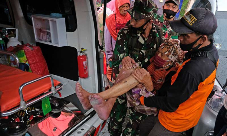 TNI Bersama Relawan Mengevakuasi Warga Seiring Meningkatnya Aktivitas Vulkanik Gunung Merapi