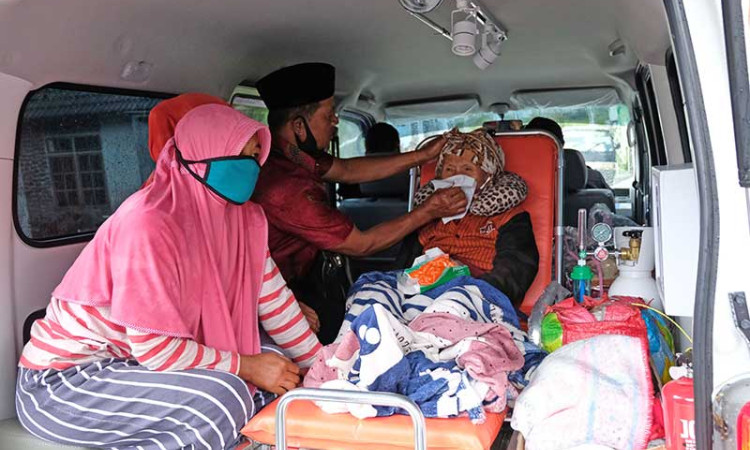 TNI Bersama Relawan Mengevakuasi Warga Seiring Meningkatnya Aktivitas Vulkanik Gunung Merapi