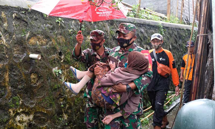 TNI Bersama Relawan Mengevakuasi Warga Seiring Meningkatnya Aktivitas Vulkanik Gunung Merapi