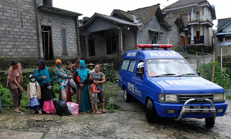 TNI Bersama Relawan Mengevakuasi Warga Seiring Meningkatnya Aktivitas Vulkanik Gunung Merapi
