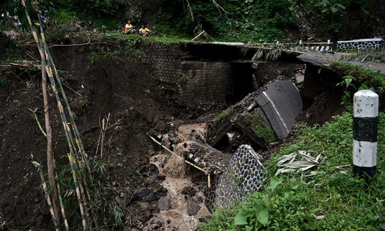 Jembatan di Kabupaten Garut Roboh AKibat Curah Hujan Tinggi