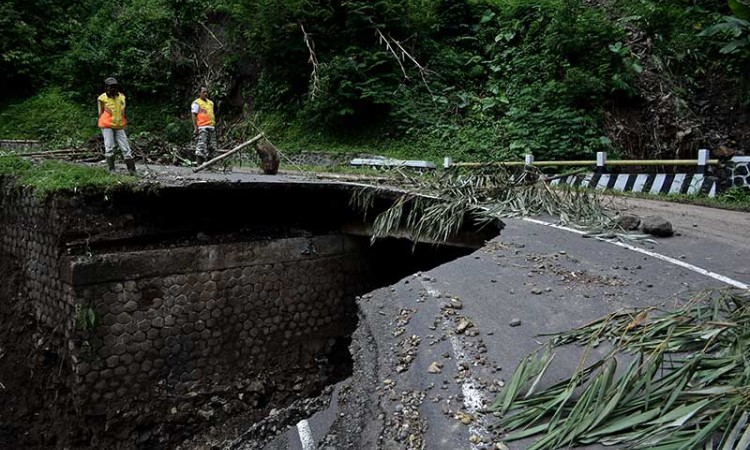 Jembatan di Kabupaten Garut Roboh AKibat Curah Hujan Tinggi