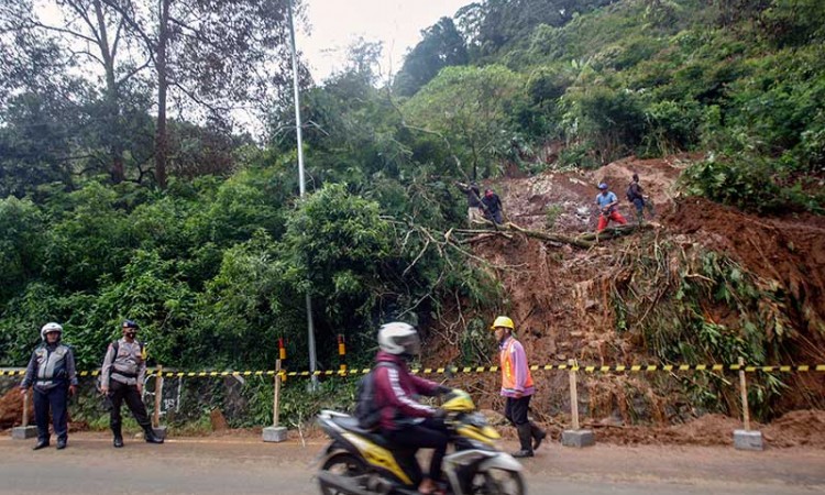 Jaur Puncak Bogor Ditutup Sementara Akibat Longsor