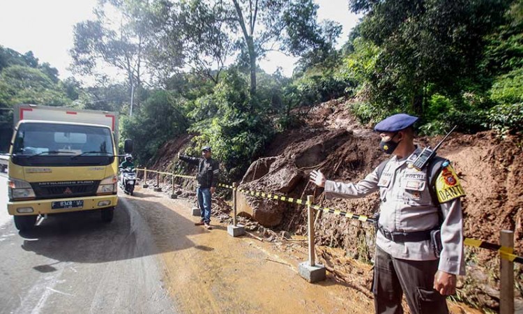 Jaur Puncak Bogor Ditutup Sementara Akibat Longsor