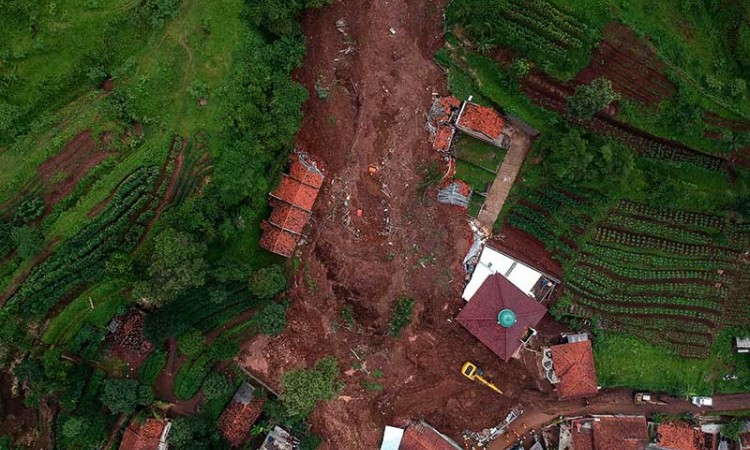 Tim SAR Gabungan Masih Mencari 24 Korban Yang Tertimbun Tanah Longsor di Sumedang