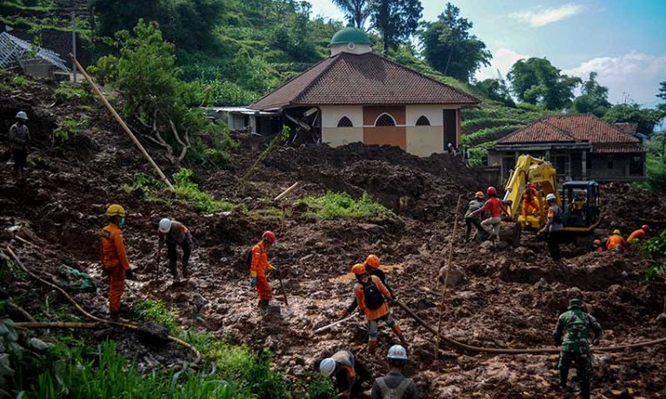 Tim SAR Gabungan Masih Mencari 24 Korban Yang Tertimbun Tanah Longsor di Sumedang