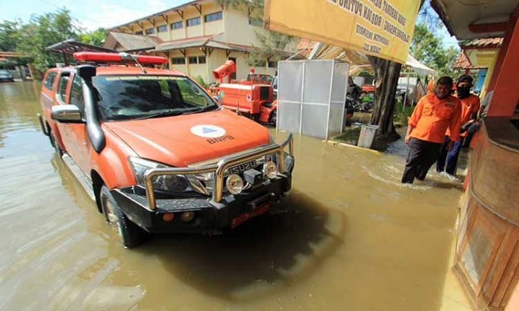 Kantor BPBD di Indramayu Terendam Banjir Akibat Tingginya Curah Hujan