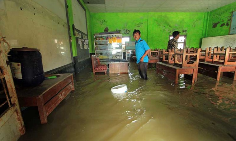 Ratusan Rumah di Indramayu Terendam Banjir Rob