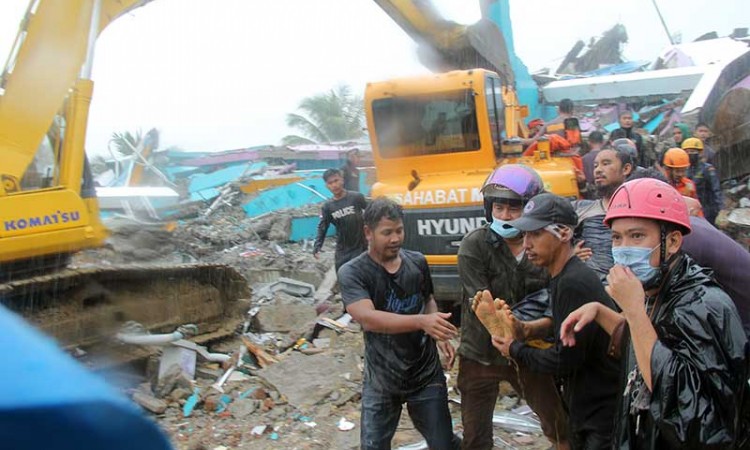 Evakuasi Korban Yang Tertimpa Reruntuhan Bangunan Akibat Gempa di Mamuju Sulawesi Barat