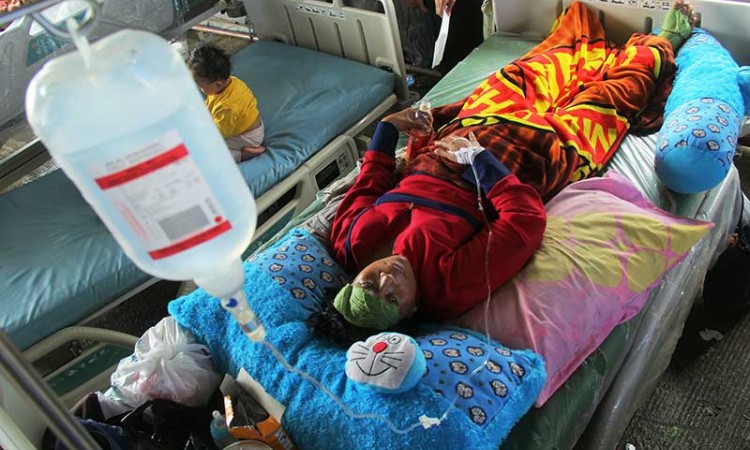 Korban Gempa Bumi Dirawat di Halaman Rumah Sakit Regional Sulbar Mamuju