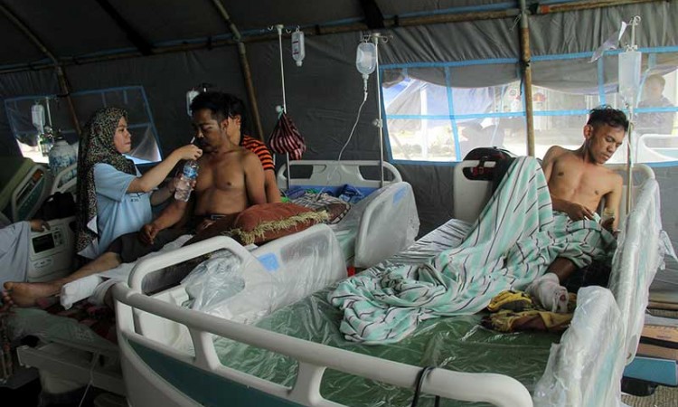 Korban Gempa Bumi Dirawat di Halaman Rumah Sakit Regional Sulbar Mamuju