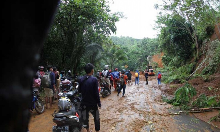 Akses Jalan Menuju Lokasi Gempa di Mamuju Sulawesi Barat Tertutup