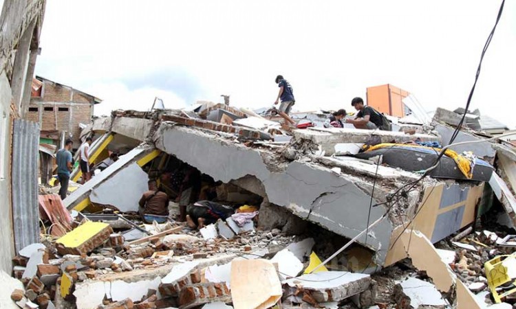 Warga Mencari Barang Berharga Dari Rentuhan Bangunan Pasca Gempa Bumi di Mamuju