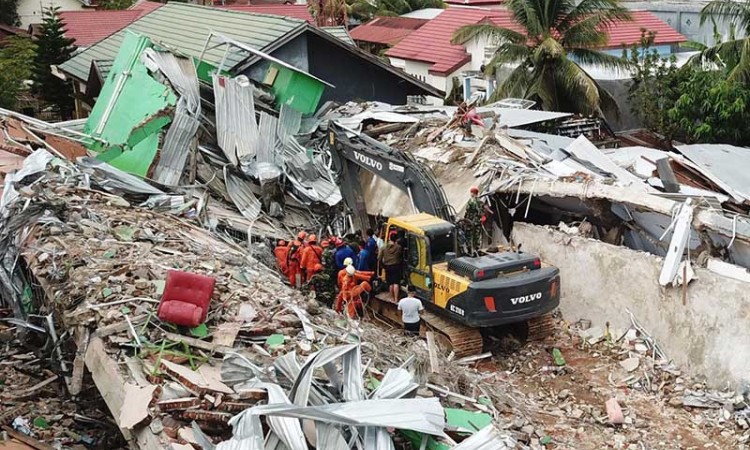 Tim SAR Gabungan Gunakan Alat Berat Untuk Mecari Korban Gempa Bumi di Mamuju