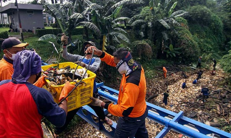 Kali Baru Cijantung di Cimanggis, Depok, Jawa Barat Dipenuhi Sampah