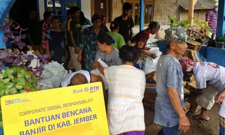 BTN Bersama REI Salurkan Bantuan Kepada Korban Banjir di Jember Jawa Timur