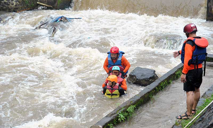 Pelatihan Penanggulangan Banjir di Sungai Ciliwung Jawa Barat