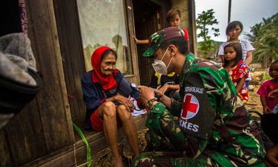 Puskesad TNI AD Berikan Layanan Kesehatan Kepada Korban Banjir di Pelosok Kalimantan Selatan