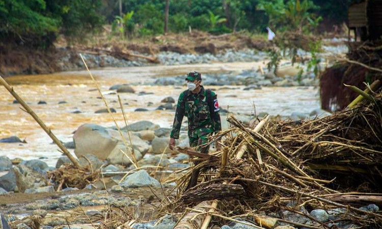 Puskesad TNI AD Berikan Layanan Kesehatan Kepada Korban Banjir di Pelosok Kalimantan Selatan