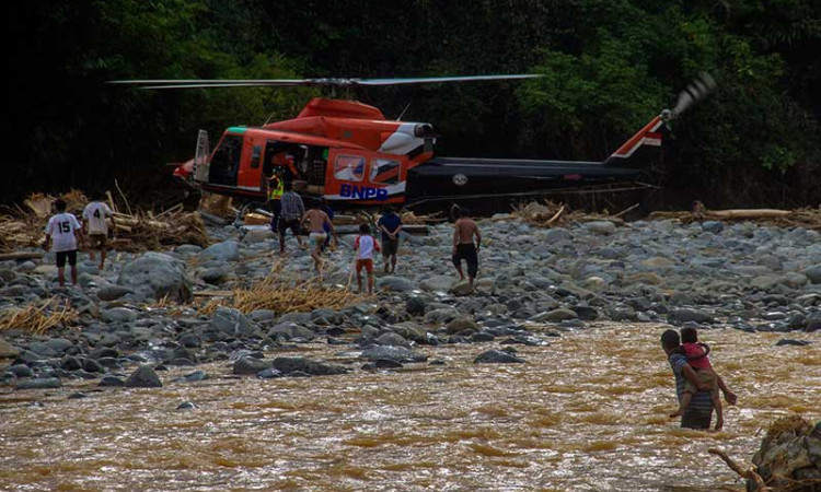 Bantuan Untuk Korban Banjir di Pedalaman Kalsel Didistribusikan Lewat Jalur Udara