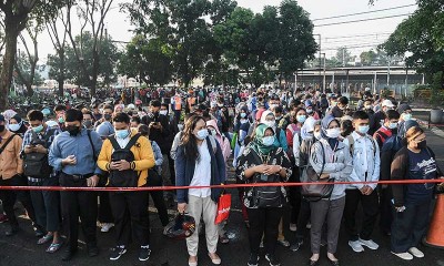 Penumpang KRL di Stasiun Bekasi Menumpuk Akibat Pembatasan Jumlah Penumpang
