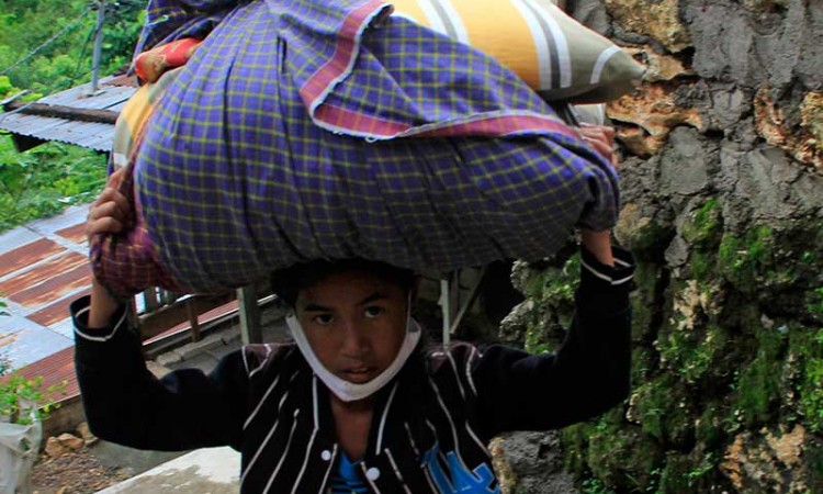 Warga di Kupang Mulai Mengungsi Akibat Rumah Mereka Diterjang Tanah Longsor