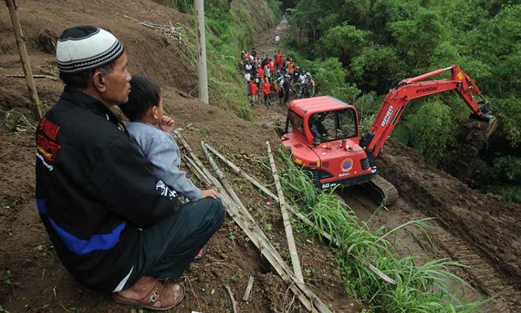 Warga Bergotong Royong Membuka Akses Jalan Yang Tertutup Tanah Longsor di Lereng Gunung Merapi