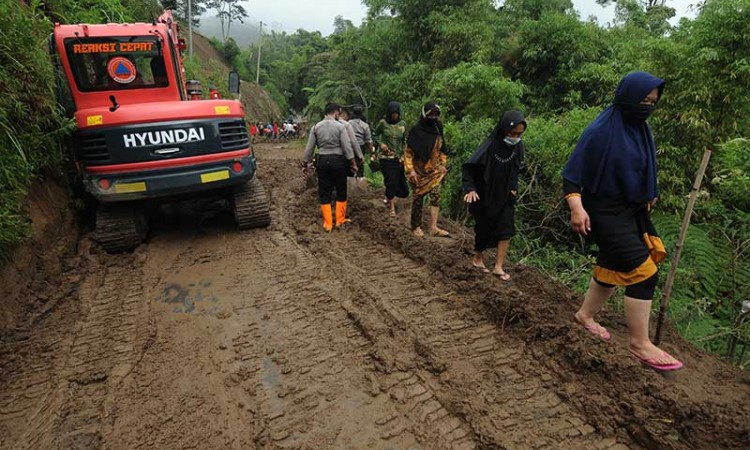 Warga Bergotong Royong Membuka Akses Jalan Yang Tertutup Tanah Longsor di Lereng Gunung Merapi
