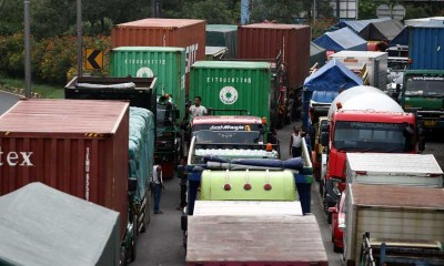 Kemacetan Parah Akibat Jalan Tol Surabaya-Gempol KM 06+200 Ambles