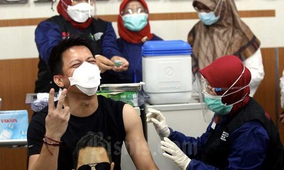 Ariel Noah Disuntik Vaksin Covid-19 Dosis Kedua di Bandung