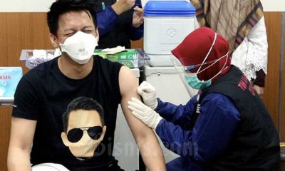 Ariel Noah Disuntik Vaksin Covid-19 Dosis Kedua di Bandung