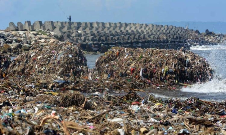 Pantai Pancer Puger di Jember Dipenuhi Sampah Kiriman Banjir Akibat Meluapnya DAS Bedadung