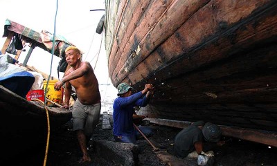 Akibat Cuaca Buruk, Jasa Perbaikan Kapal Nelayan di Riau Ramai Garapan