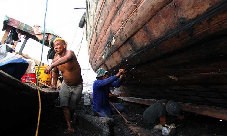 Akibat Cuaca Buruk, Jasa Perbaikan Kapal Nelayan di Riau Ramai Garapan