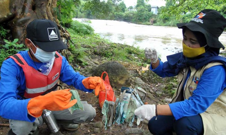 Limbah Masker Medis Banyak Ditemukan di Sungai Ciliwung