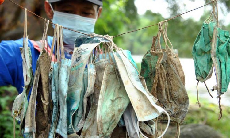 Limbah Masker Medis Banyak Ditemukan di Sungai Ciliwung