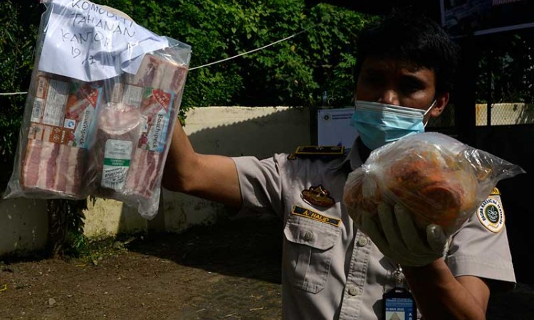 Petugas Balai Karantina Pertanian Makassar Musnahkan Barang Bukti Media Pembawa Penyakit