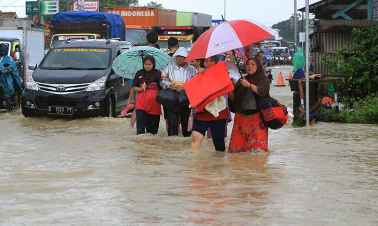 Sungai Cipanas Meluap, Ratusan Rumah di Indramayu Terendam Bajir