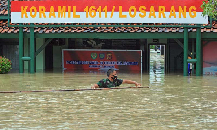 Sungai Cipanas Meluap, Ratusan Rumah di Indramayu Terendam Bajir
